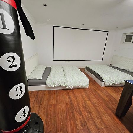 Large Annexe With Games Room Pool Table Ping Pong Air Hockey Movie Projector Windsor Kültér fotó
