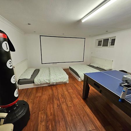 Large Annexe With Games Room Pool Table Ping Pong Air Hockey Movie Projector Windsor Kültér fotó