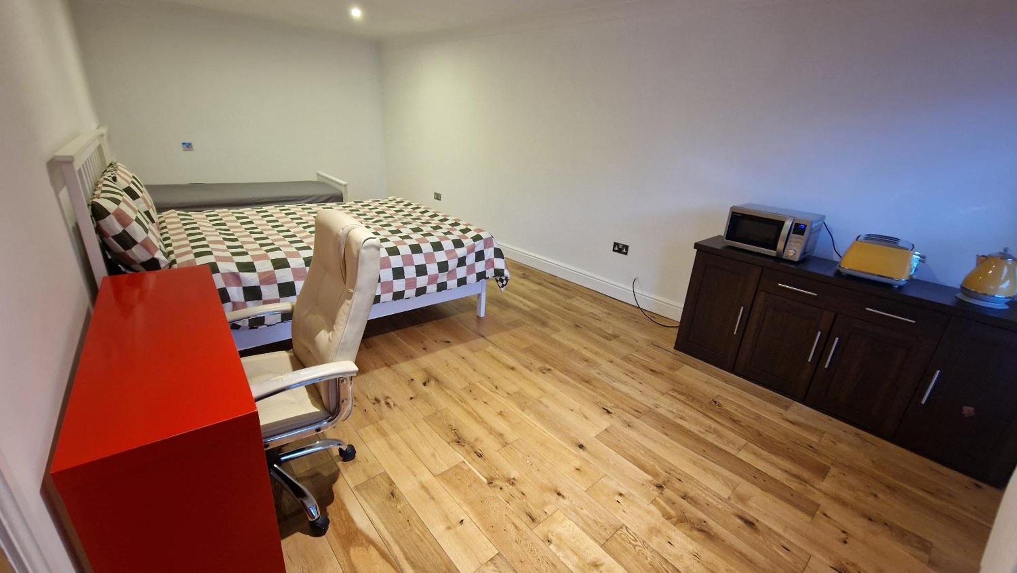 Large Annexe With Games Room Pool Table Ping Pong Air Hockey Movie Projector Windsor Kültér fotó