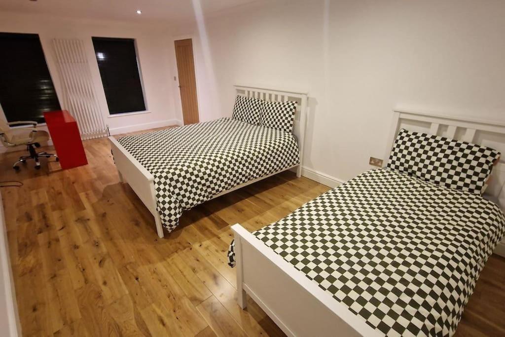 Large Annexe With Games Room Pool Table Ping Pong Air Hockey Movie Projector Windsor Kültér fotó
