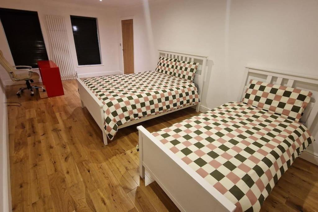 Large Annexe With Games Room Pool Table Ping Pong Air Hockey Movie Projector Windsor Kültér fotó