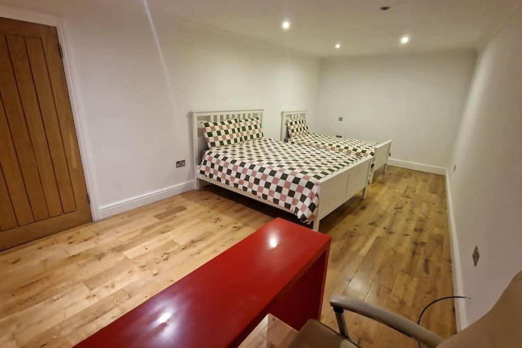 Large Annexe With Games Room Pool Table Ping Pong Air Hockey Movie Projector Windsor Kültér fotó