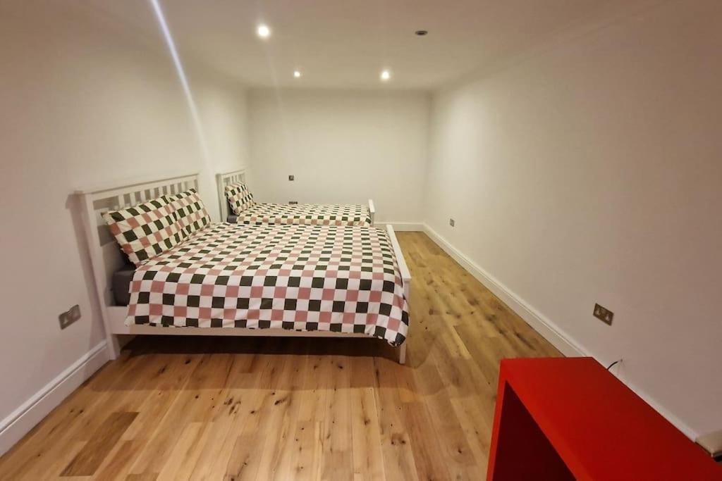 Large Annexe With Games Room Pool Table Ping Pong Air Hockey Movie Projector Windsor Kültér fotó