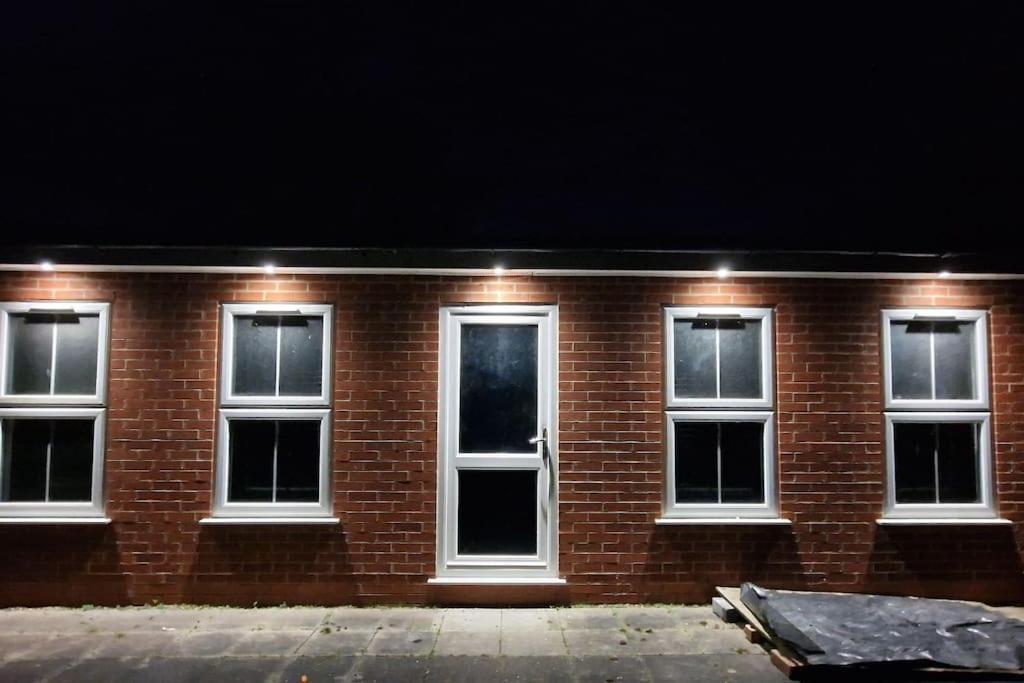 Large Annexe With Games Room Pool Table Ping Pong Air Hockey Movie Projector Windsor Kültér fotó