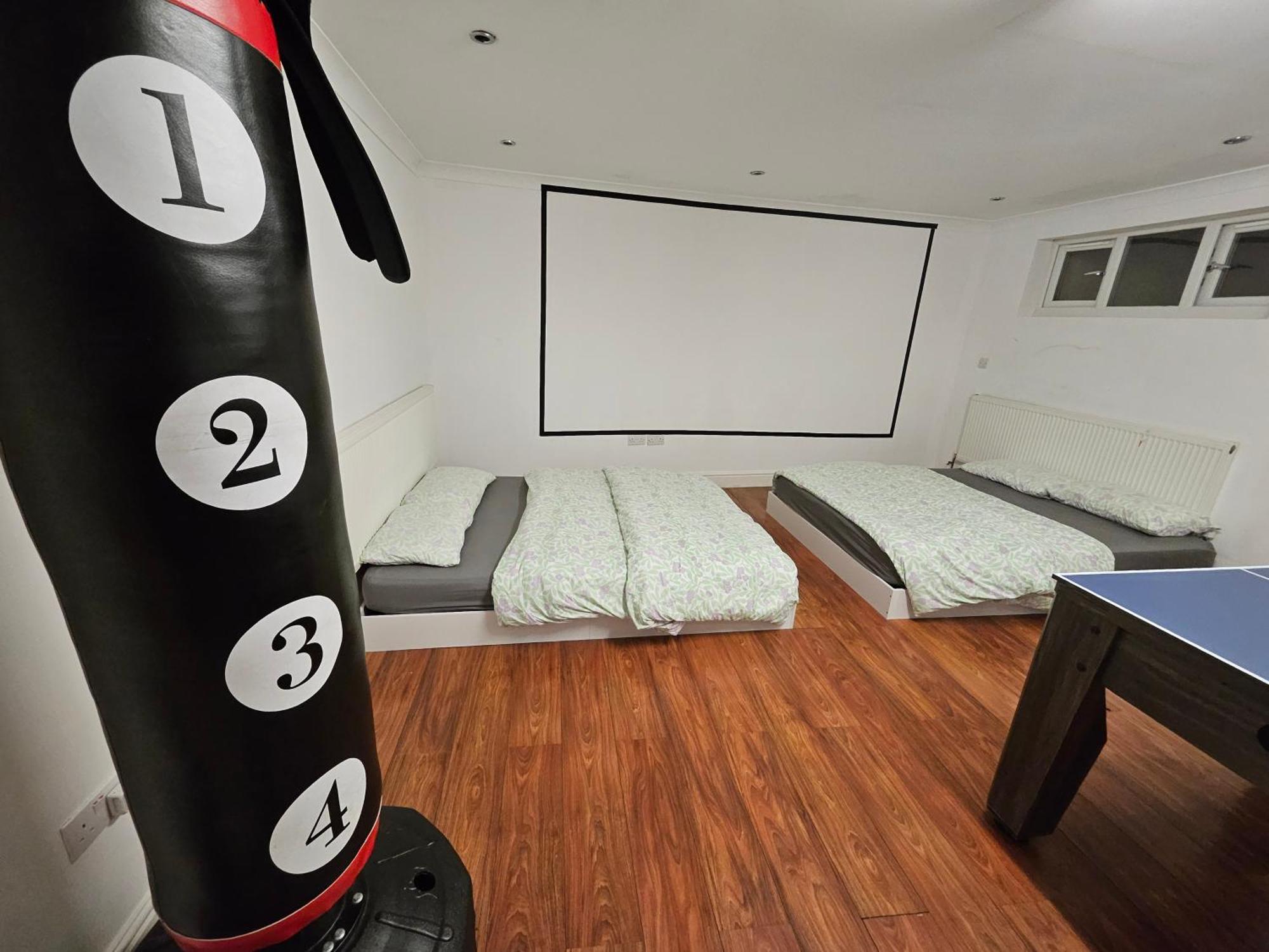 Large Annexe With Games Room Pool Table Ping Pong Air Hockey Movie Projector Windsor Kültér fotó